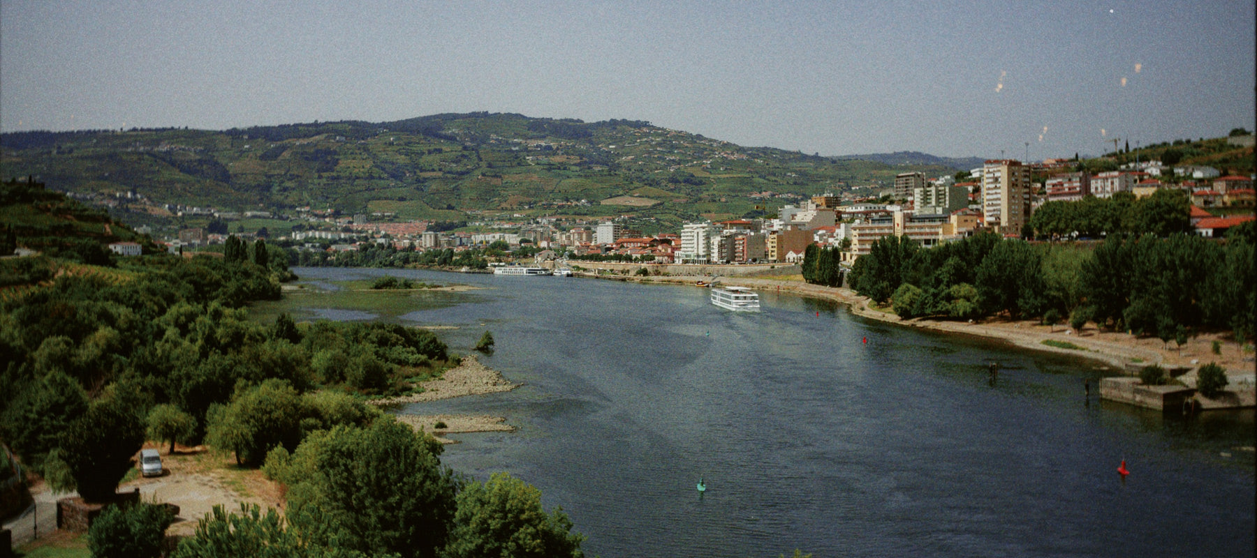 Vista del Restaurante Torrão junto al río Duero, especializado en cocina tradicional portuguesa con platos sencillos y generosos.