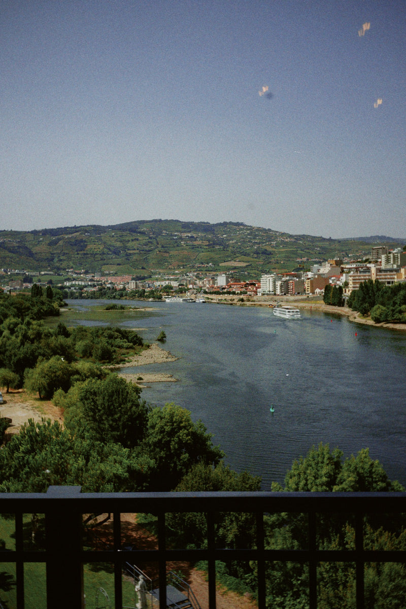 Vista del Restaurante Torrão junto al río Duero, especializado en cocina tradicional portuguesa con platos sencillos y generosos.