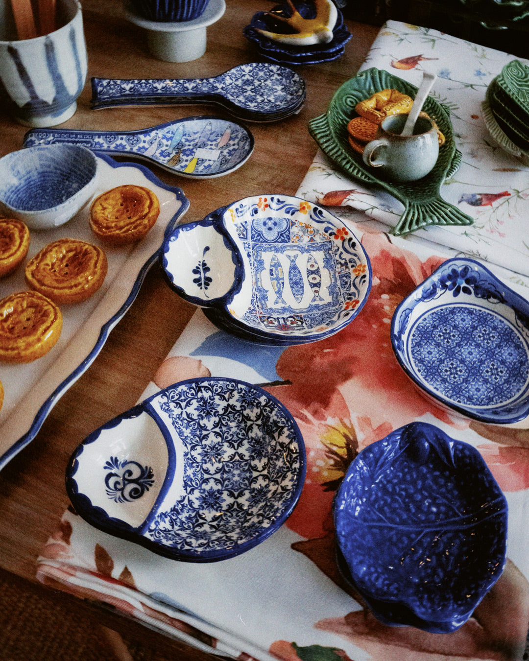 Tienda de cerámica artesanal en el centro de Lamego con piezas portuguesas tradicionales.