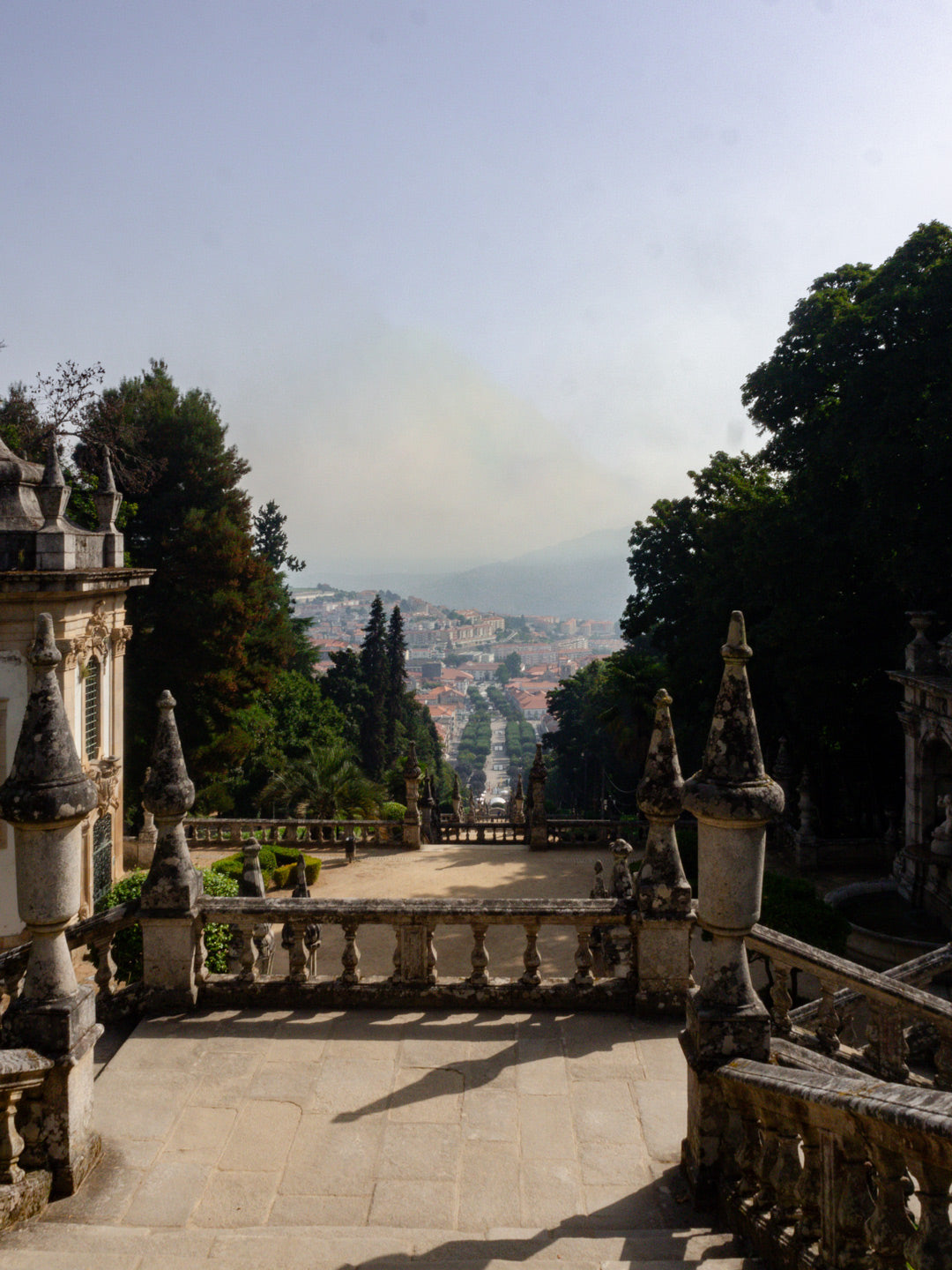 Vista panorámica de Lamego y del valle del Duero desde la cima del santuario de Nossa Senhora dos Remédios.