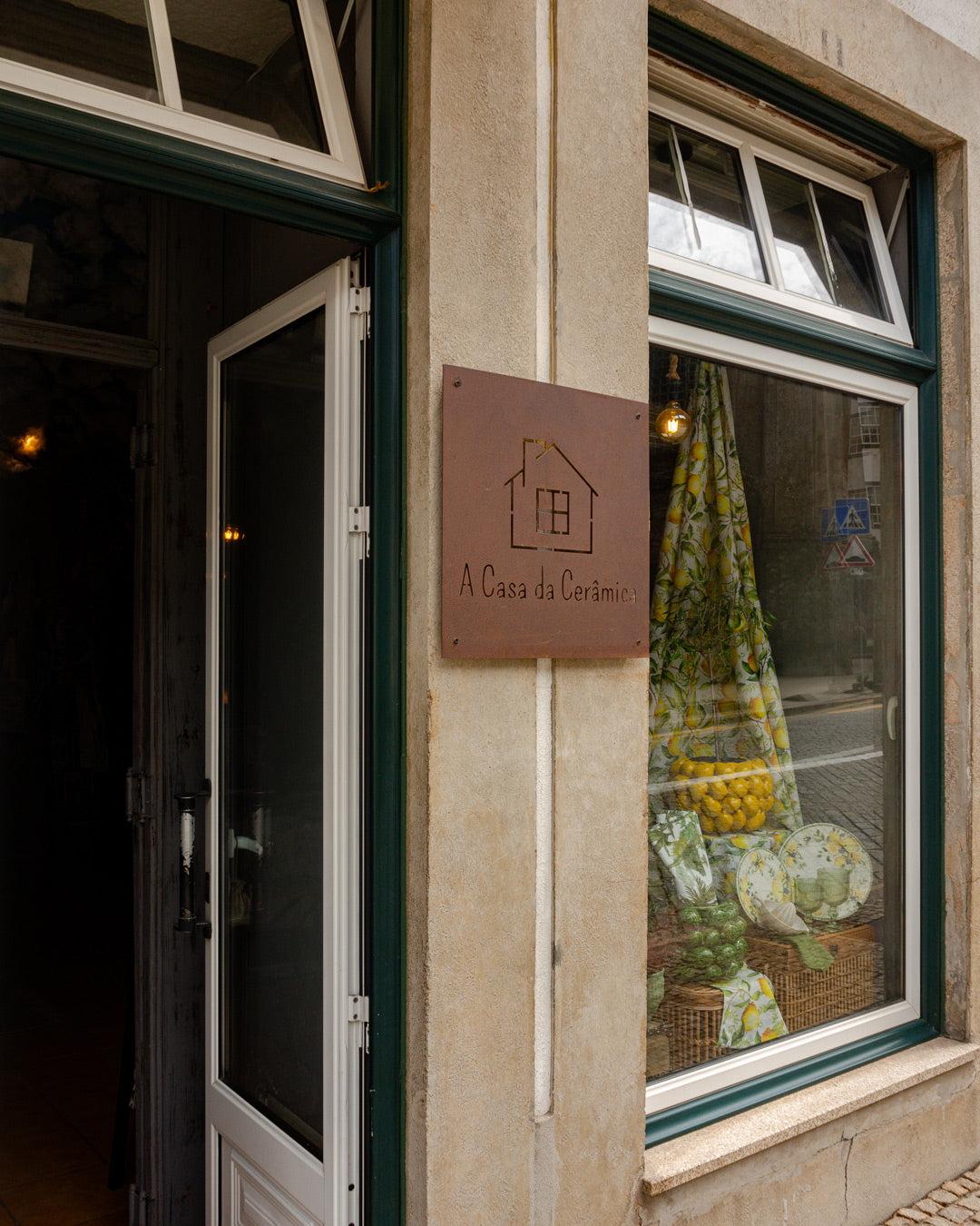 Tienda de cerámica artesanal en el centro de Lamego con piezas portuguesas tradicionales.