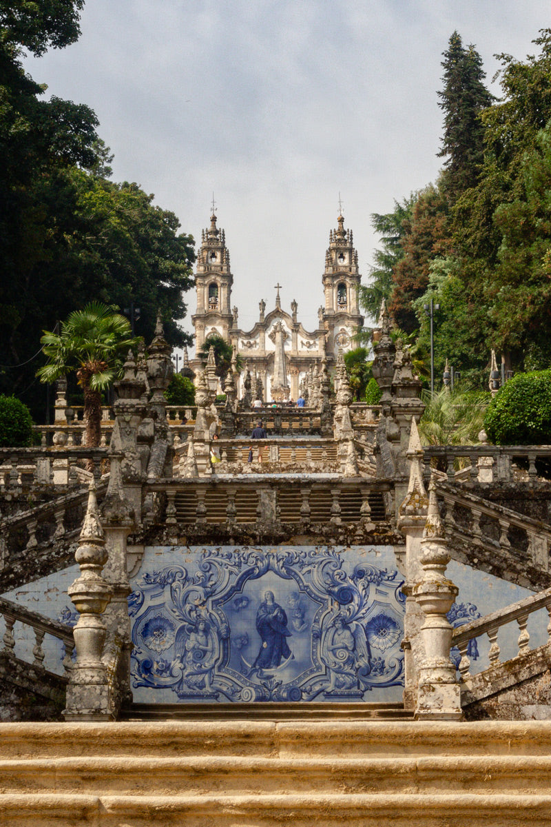 Santuario de Nossa Senhora dos Remédios en lo alto de la colina de Lamego, con sus torres barrocas y fachada rococó.
