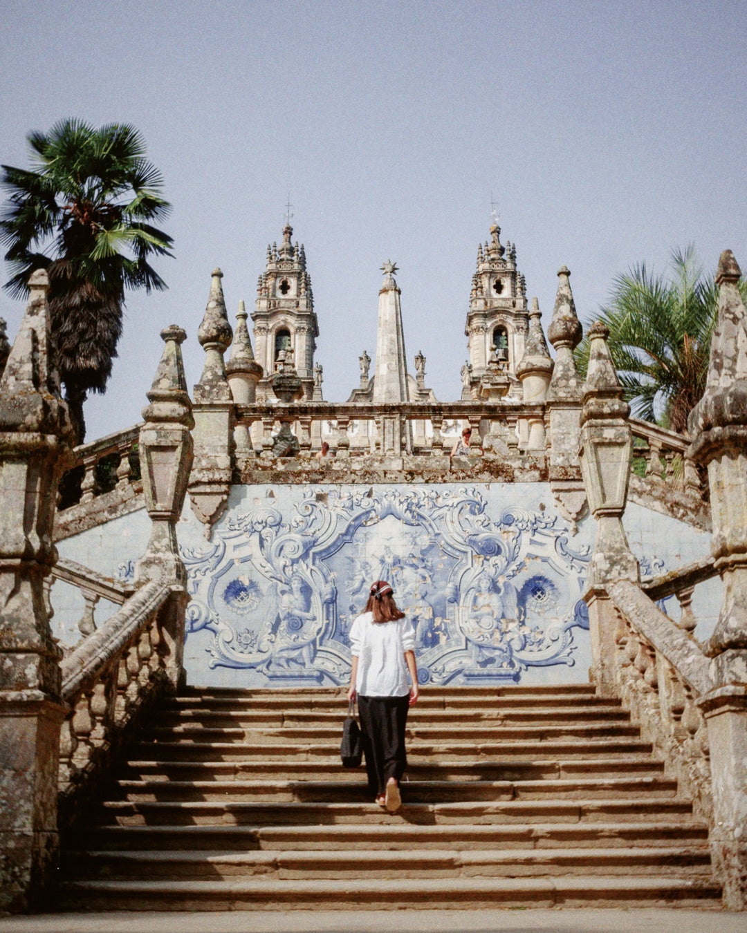 Escalera monumental de 686 peldaños que conduce al santuario de Nossa Senhora dos Remédios en Lamego, decorada con azulejos azules y esculturas.