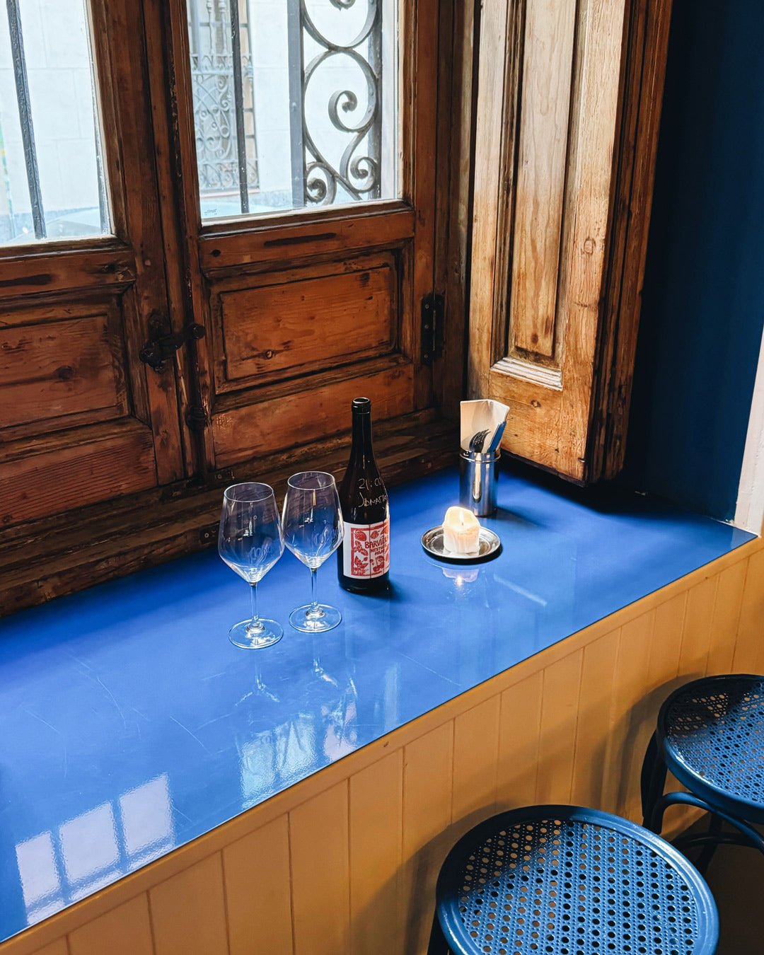 Mesa servida con vino y platos elaborados en CORCHITO, restaurante ideal para cenas en pareja.