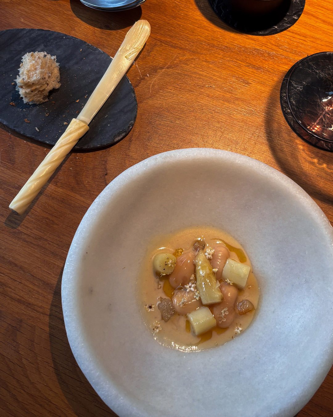 Plato creativo del menú degustación en ETER, restaurante de experiencia gastronómica en Madrid.