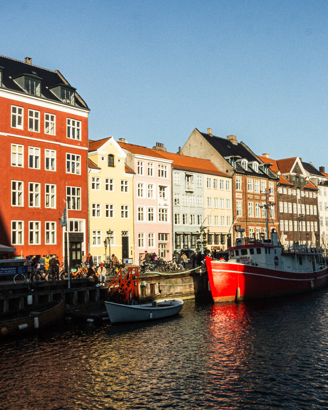 copenhague primavera, escapadas al norte de Europa, canales de Copenhague, cafés con encanto, viajes lentos, planes de primavera al aire libre, viajes para la primavera