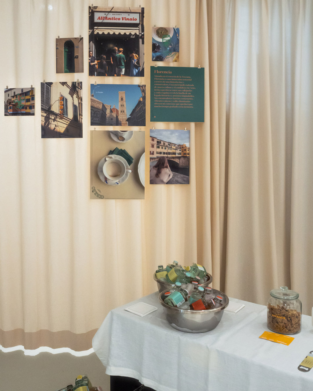 Instalación nube de otografías de Florencia, Ambiente del evento en Rughara Haus tienda de decoración y de marcas de emprendores.