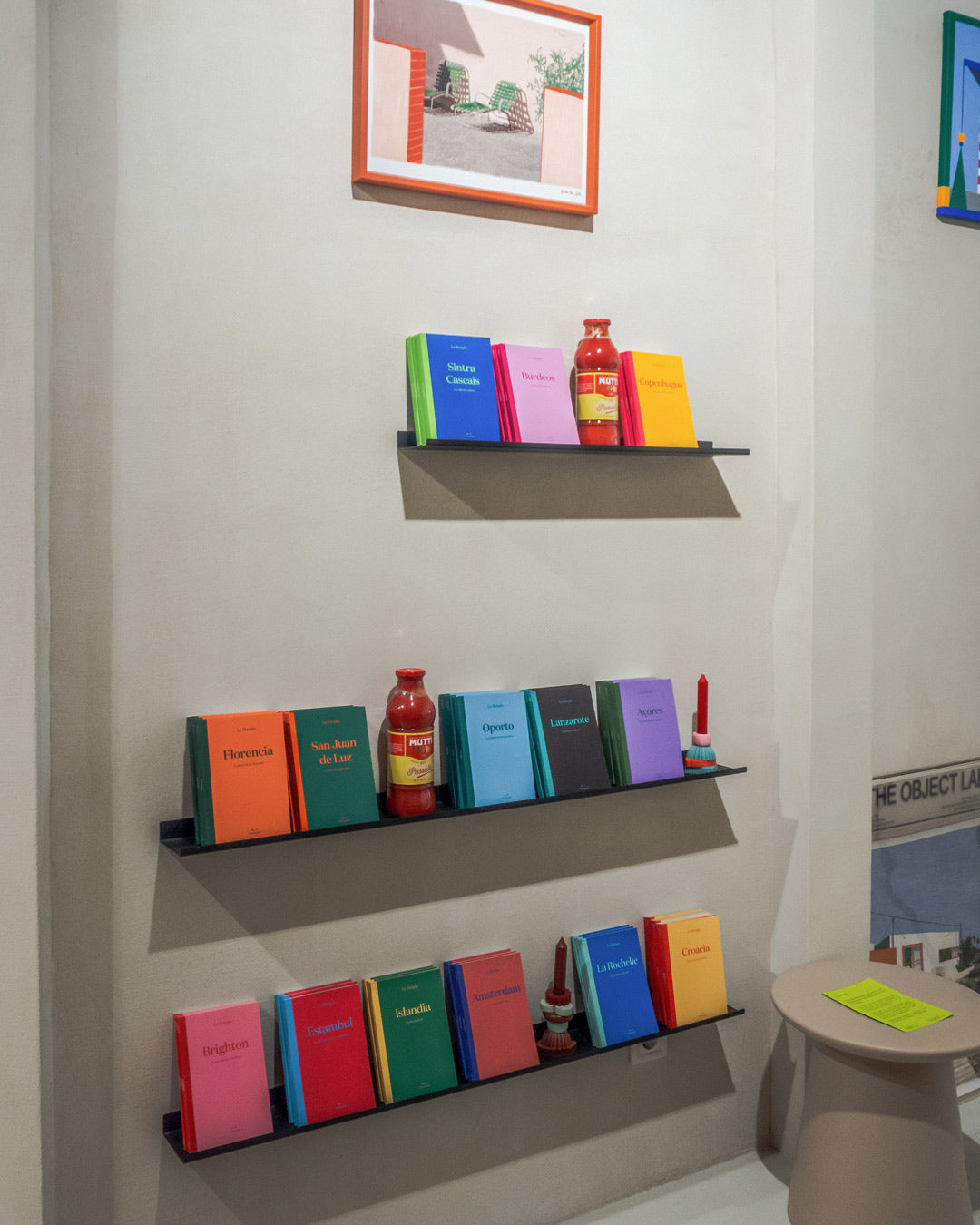 Ambiente del evento en Rughara Haus Madrid con la exposición de las guías de viaje