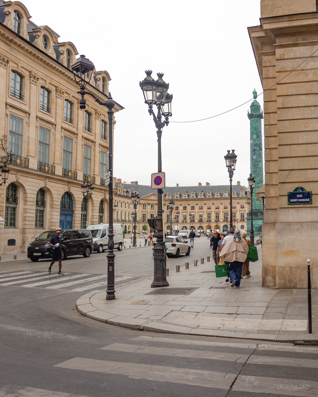 Place Vendôme, plaza clásica de París con la Columna Vendôme en el centro y fachadas neoclásicas rodeadas de tiendas de alta joyería.