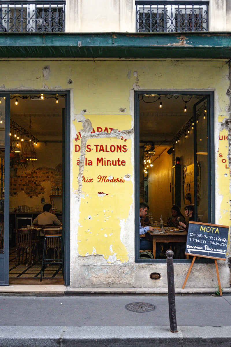 Restaurante Mota París, antigua zapatería transformada en bistró acogedor con vinos naturales.