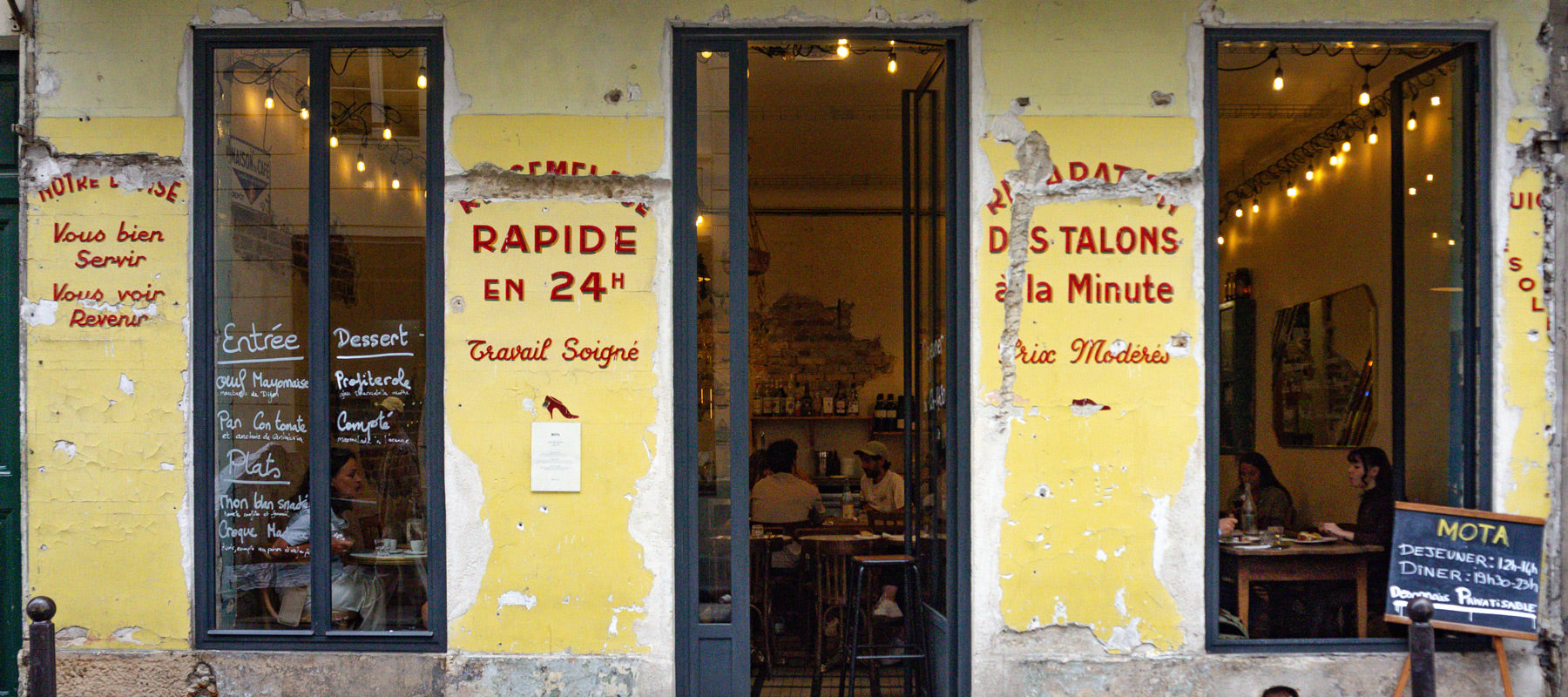 Restaurante Mota París, antigua zapatería transformada en bistró acogedor con vinos naturales.