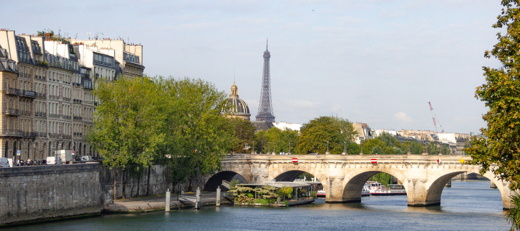 Puente Pont au Change en París, vistas del Sena, Île de la Cité y la Torre Eiffel a lo lejos.