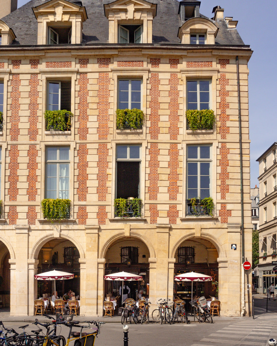 Place des Vosges París, plaza histórica con arcadas, galerías y la casa de Victor Hugo.