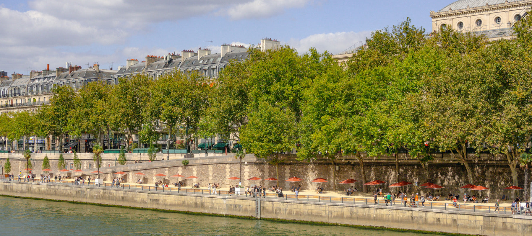 Puente Pont au Change en París, vistas del Sena, Île de la Cité y la Torre Eiffel a lo lejos.