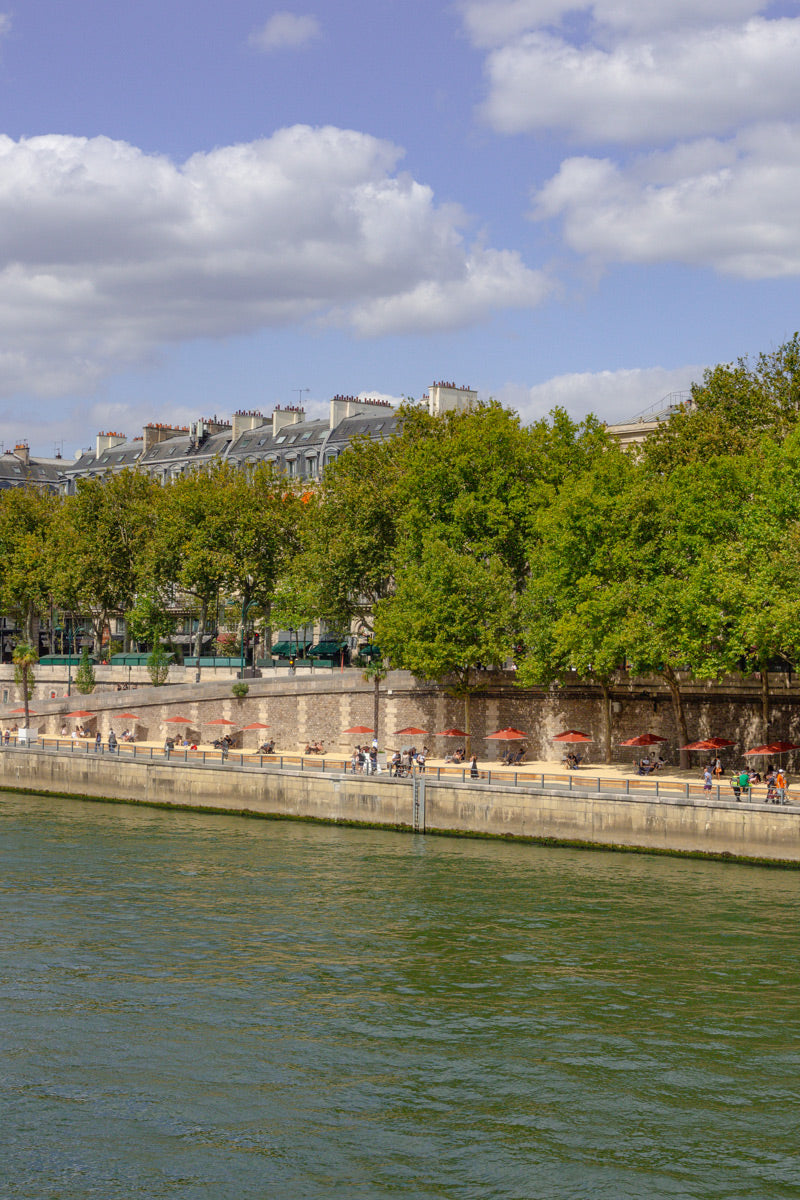 Puente Pont au Change en París, vistas del Sena, Île de la Cité y la Torre Eiffel a lo lejos.