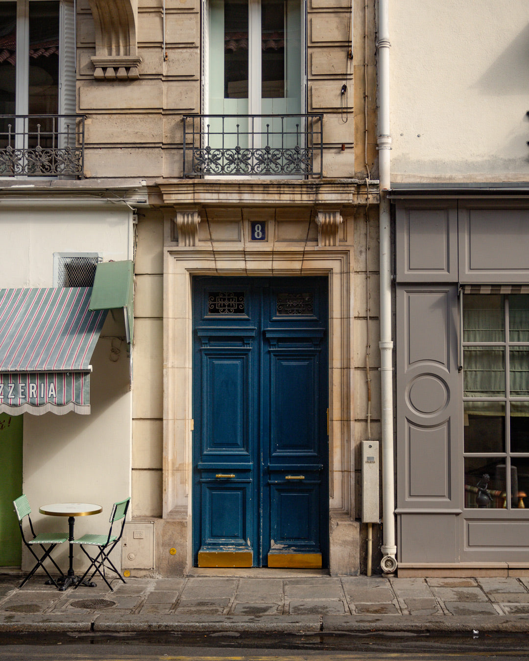 Boulevard Saint-Germain París, cafés míticos como Café de Flore y ambiente literario.