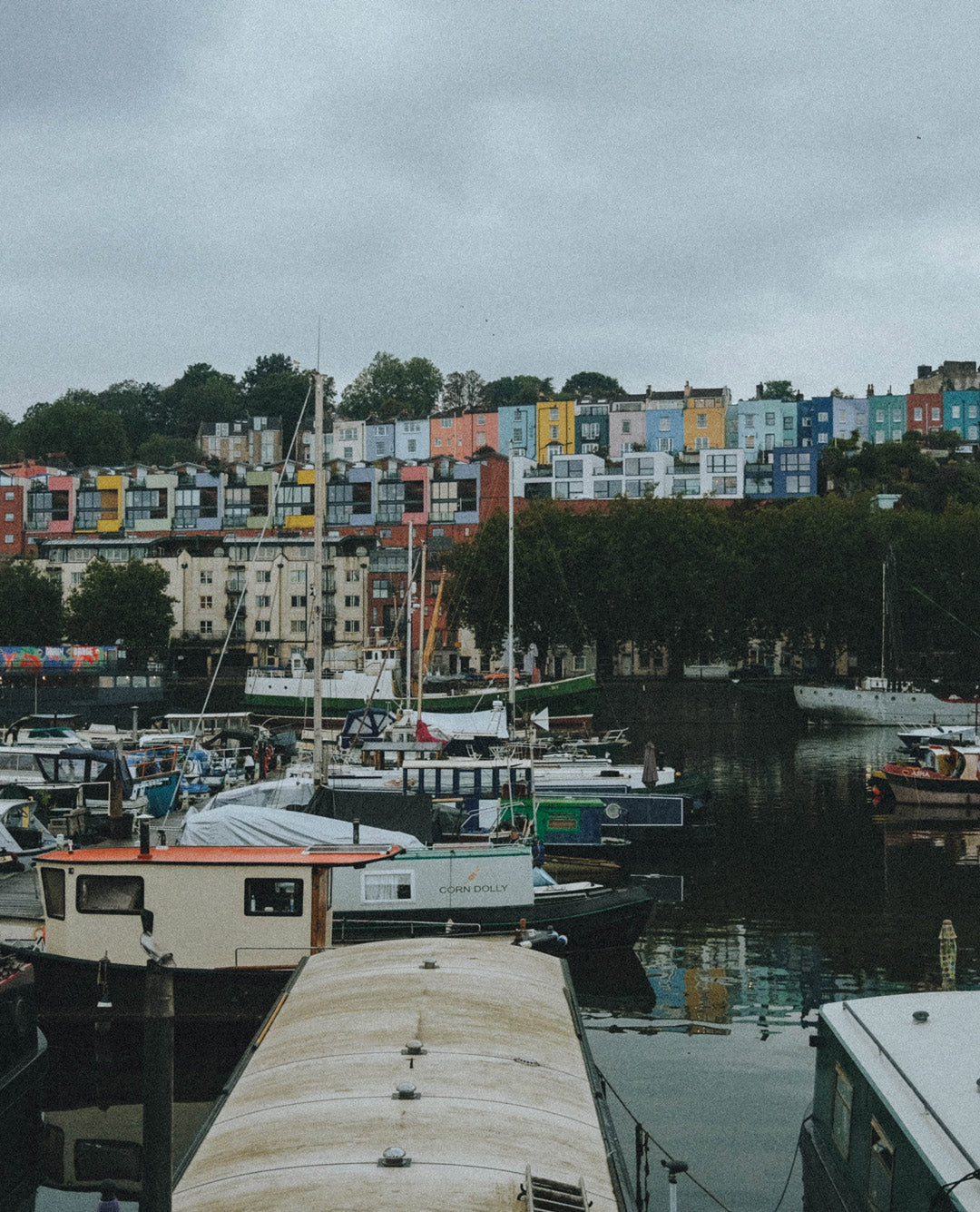 Bristol, arte callejero, Banksy, puerto histórico, Cabot Circus, Clifton, puente colgante, río Avon, murales, grafitis, SS Great Britain, cultura, historia, modernidad, tradición, innovación, gastronomía, restaurantes, diversidad culinaria, Bath, arquitectura georgiana, escapada, viaje, guía de viaje, recomendaciones en bristol, turismo, exploración, ciudad vibrante, creatividad, energía inagotable, destino fascinante.