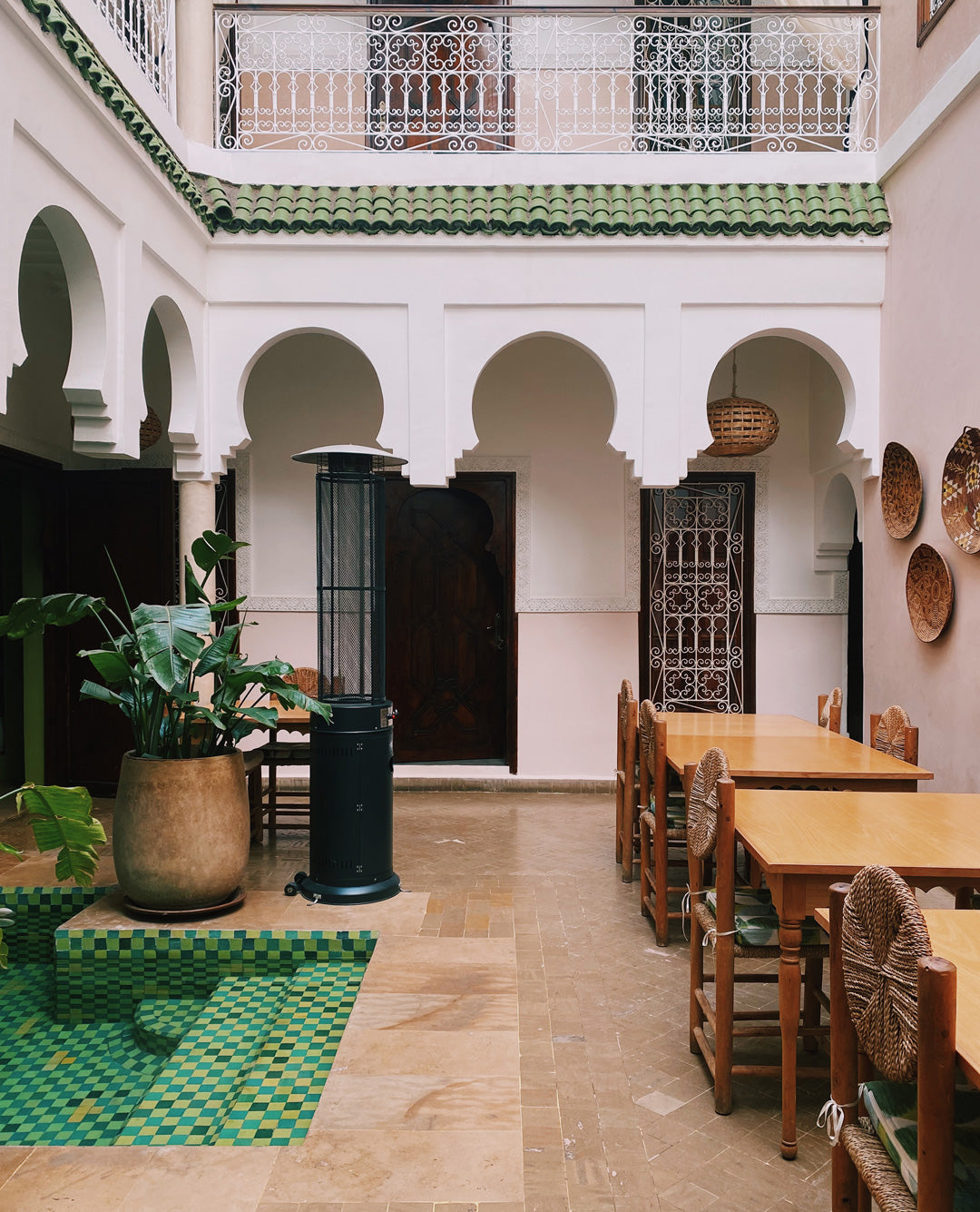 MonRiad Marrakech, riad tradicional en Marrakech, alojamiento con encanto Marrakech, interior riad marroquí, patio marroquí, decoración árabe elegante, dónde dormir en Marrakech, mejores riads de Marrakech, guía de viaje Marrakech, ruta por Marrakech, recomendaciones de viaje Marrakech, escapada a Marrakech, viaje corto Marruecos, qué ver en Marrakech 
