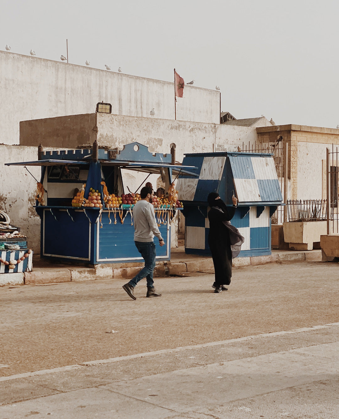 mercado callejero Marrakech, puestos ambulantes Marruecos, zoco fuera de la medina Marrakech, vida local en Marrakech, comercio tradicional marroquí, artesanía marroquí, experiencia local Marruecos, mercados Marrakech auténticos, guía de viaje Marrakech, ruta por Marrakech, recomendaciones de viaje Marrakech, escapada a Marrakech, viaje corto Marruecos, qué ver en Marrakech 