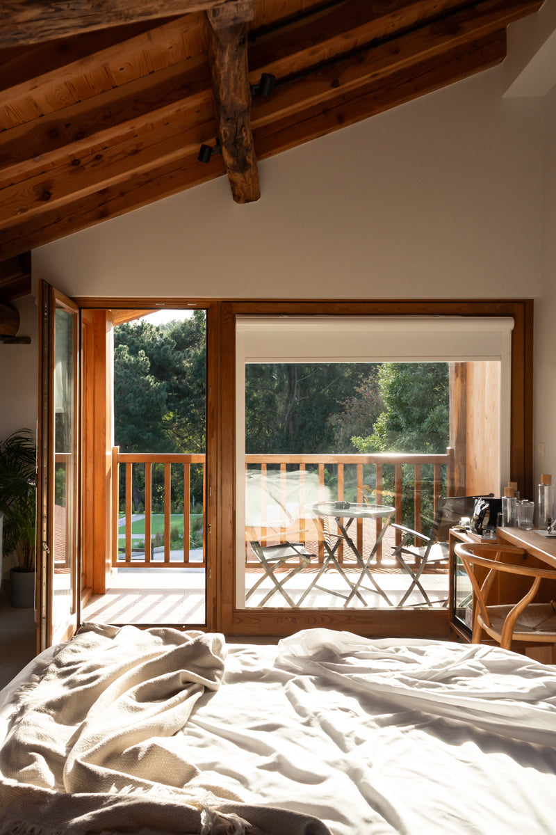 Vista panorámica de la Reserva de Urdaibai, fachada rústica del Hotel Nafarrola, interior de una habitación con bañera de hidromasaje, terraza privada con vistas al paisaje vasco, plato gourmet del restaurante Rola, chef Gaizka Goikoetxea Larrauri en la cocina, comedor elegante con mesas dispuestas para cena, senderos naturales alrededor del hotel, detalle de materiales nobles en la decoración, ambiente acogedor en la sala común del hotel. Guia de viaje Urdaibai, recomendaciones para Urdaibai.