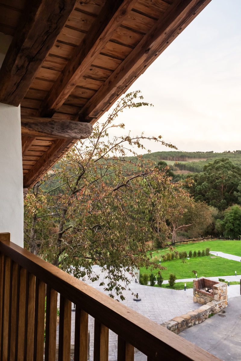 Vista panorámica de la Reserva de Urdaibai, fachada rústica del Hotel Nafarrola, interior de una habitación con bañera de hidromasaje, terraza privada con vistas al paisaje vasco, plato gourmet del restaurante Rola, chef Gaizka Goikoetxea Larrauri en la cocina, comedor elegante con mesas dispuestas para cena, senderos naturales alrededor del hotel, detalle de materiales nobles en la decoración, ambiente acogedor en la sala común del hotel. Guia de viaje Urdaibai, recomendaciones para Urdaibai.