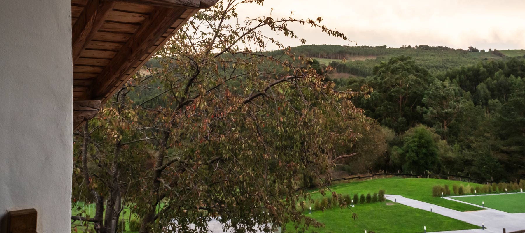 Vista panorámica de la Reserva de Urdaibai, fachada rústica del Hotel Nafarrola, interior de una habitación con bañera de hidromasaje, terraza privada con vistas al paisaje vasco, plato gourmet del restaurante Rola, chef Gaizka Goikoetxea Larrauri en la cocina, comedor elegante con mesas dispuestas para cena, senderos naturales alrededor del hotel, detalle de materiales nobles en la decoración, ambiente acogedor en la sala común del hotel. Guia de viaje Urdaibai, recomendaciones para Urdaibai.