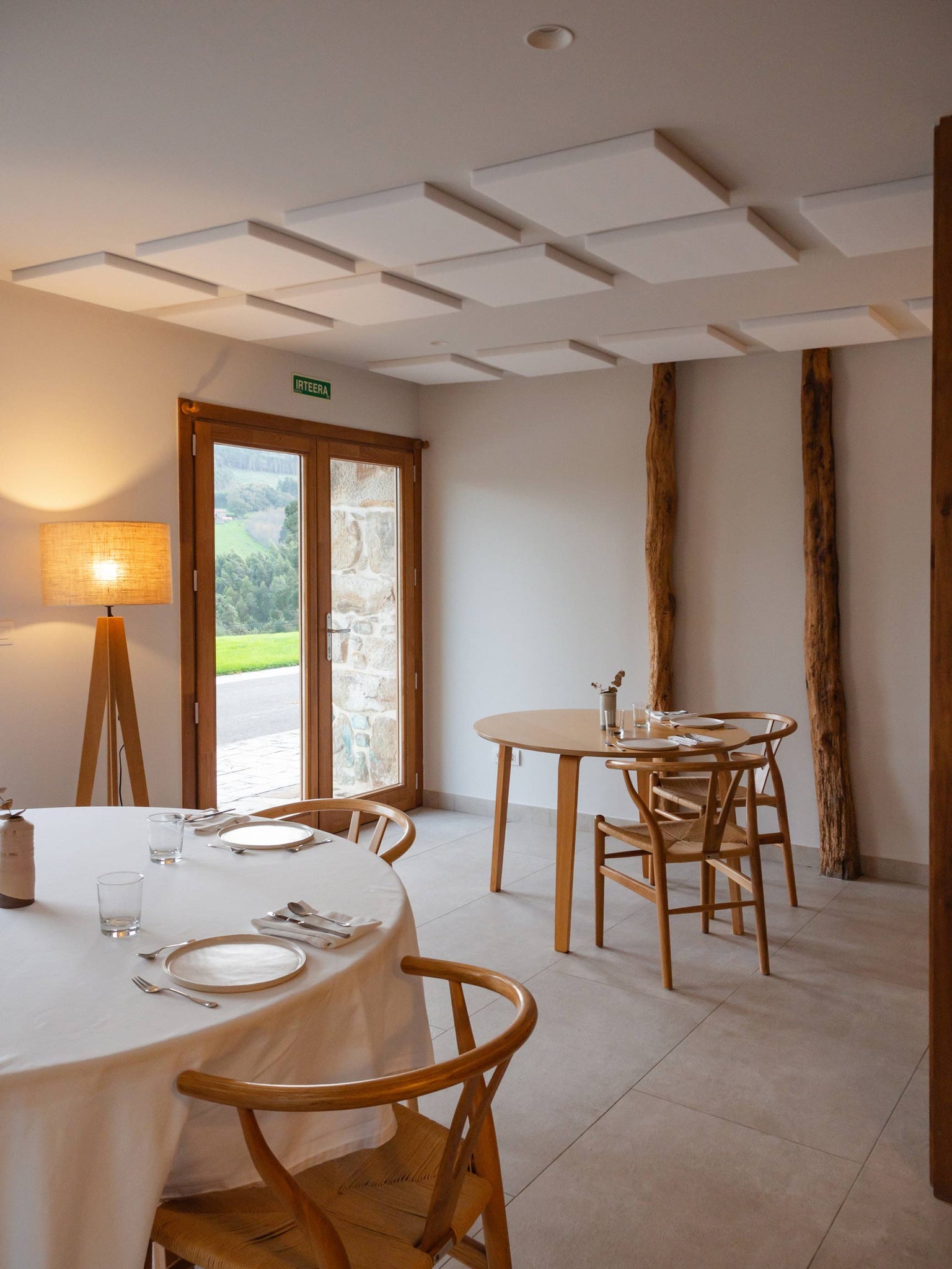Vista panorámica de la Reserva de Urdaibai, fachada rústica del Hotel Nafarrola, interior de una habitación con bañera de hidromasaje, terraza privada con vistas al paisaje vasco, plato gourmet del restaurante Rola, chef Gaizka Goikoetxea Larrauri en la cocina, comedor elegante con mesas dispuestas para cena, senderos naturales alrededor del hotel, detalle de materiales nobles en la decoración, ambiente acogedor en la sala común del hotel. Guia de viaje Urdaibai, recomendaciones para Urdaibai.