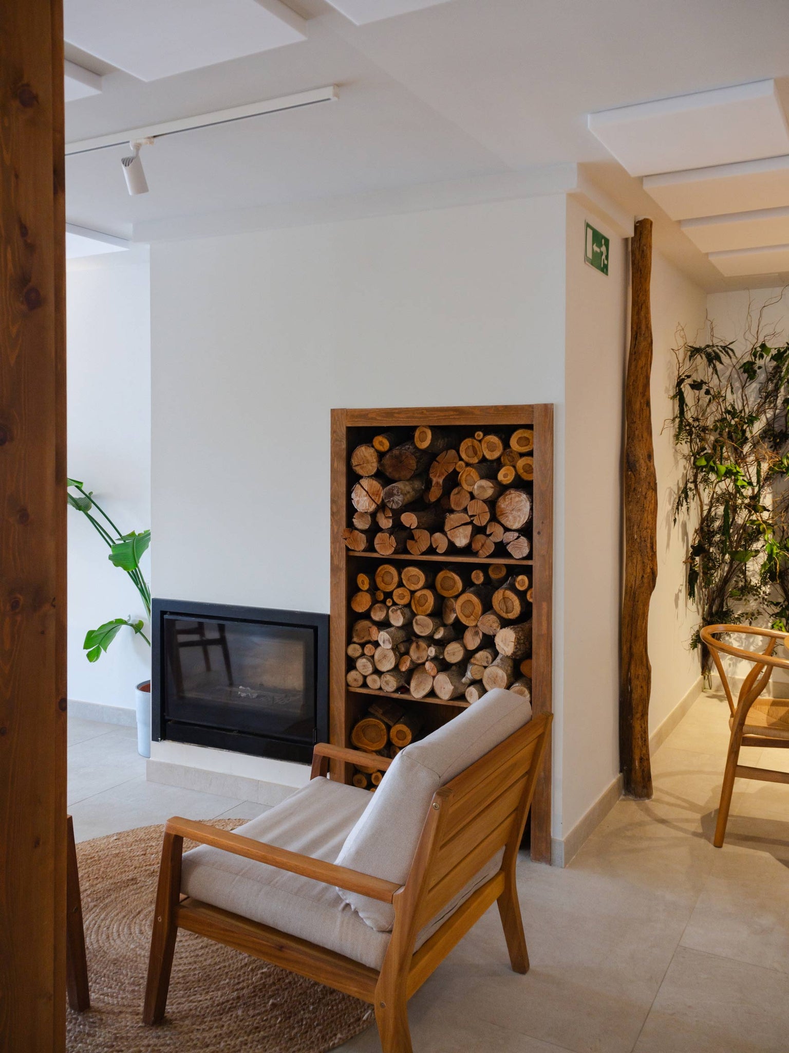 Vista panorámica de la Reserva de Urdaibai, fachada rústica del Hotel Nafarrola, interior de una habitación con bañera de hidromasaje, terraza privada con vistas al paisaje vasco, plato gourmet del restaurante Rola, chef Gaizka Goikoetxea Larrauri en la cocina, comedor elegante con mesas dispuestas para cena, senderos naturales alrededor del hotel, detalle de materiales nobles en la decoración, ambiente acogedor en la sala común del hotel. Guia de viaje Urdaibai, recomendaciones para Urdaibai.