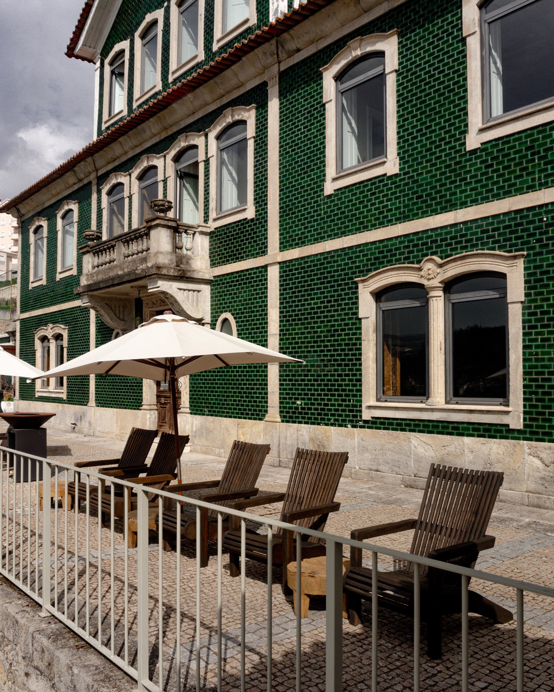 Casa histórica que corona la piscina del Lamego Hotel & Life y da personalidad al hotel