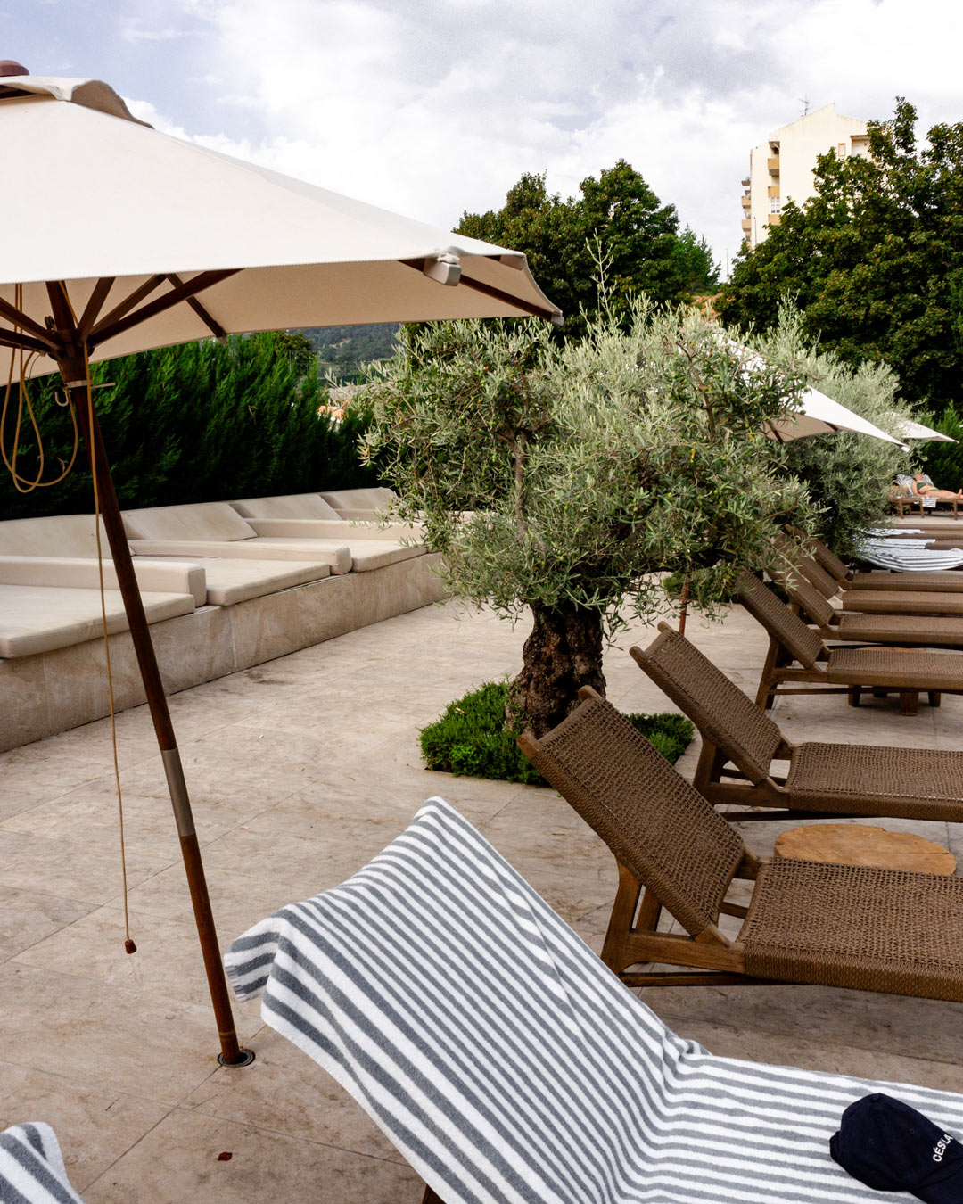 Vistas de las hamacas con sombrilla de la piscina de Lamego Hotel&Life