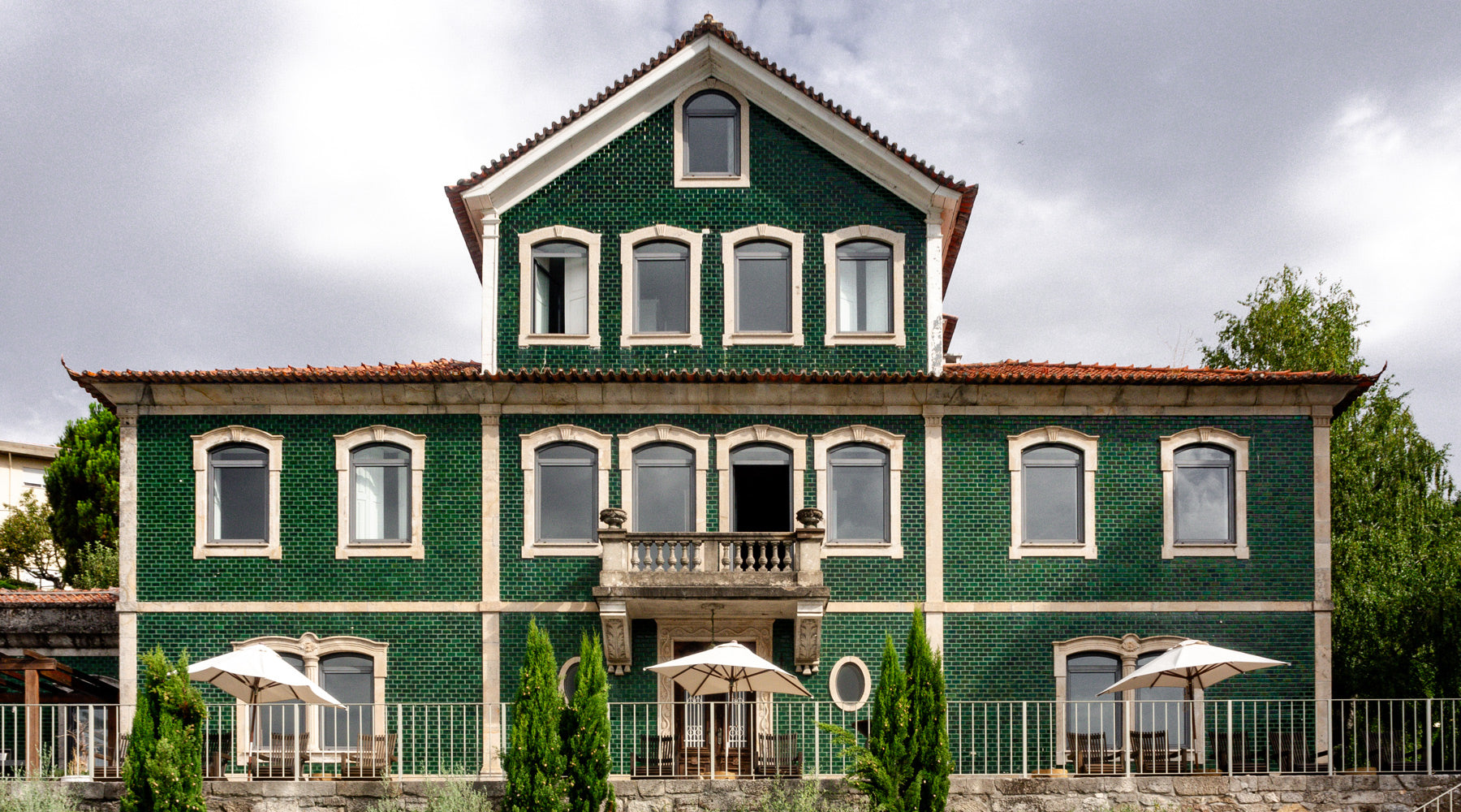 Casa histórica que corona la piscina del Lamego Hotel & Life y da personalidad al hotel - lamego hotel & life, portugal, alojamiento valle del duero, hotel con piscina climatizada duero, escapada romántica lamego, hotel con spa lamego, retiro valle del duero, turismo rural portugal, hotel boutique lamego, restaurante o comendador lamego, bar 1926 lamego, vacaciones valle del duero, hotel en quinta da vista alegre, experiencia gastronómica portugal, turismo en lamego