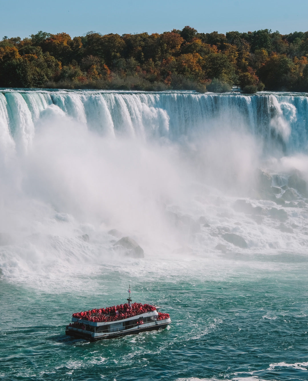 Guía de viaje Le Periplo Weekender de Toronto, Canadá. Descubre el espíritu multicultural de la ciudad a través de cafés, arquitectura, mercados locales y distritos creativos. Una guía pensada para quienes planifican una escapada consciente a Toronto o amplían su ruta desde Nueva York o las Cataratas del Niágara.