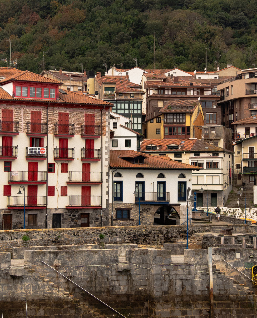 Vistas desde le puerto de Mundaka con fachadas coloridas.