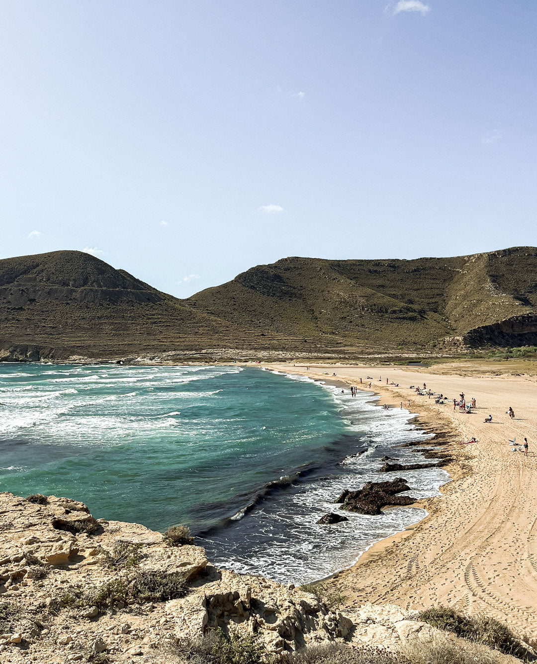 Vistas de El Playazo de Rodalquilar, aguas tranquilas para bañarse, montañas alrededor.