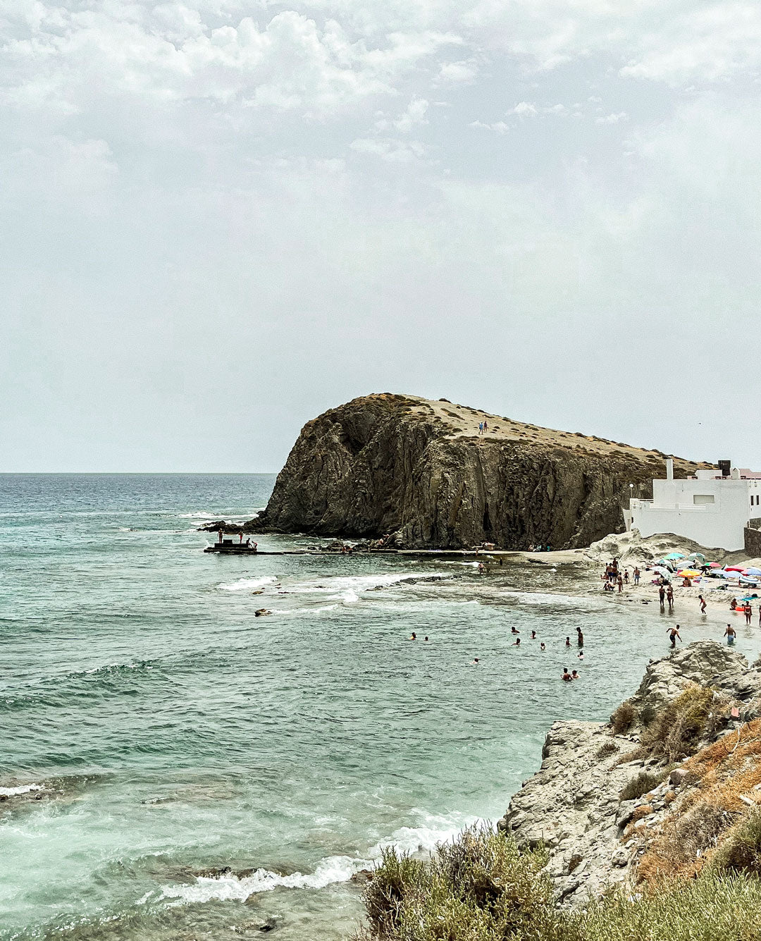Playa del Peñón Blanco, en Isleta del Moro, rodeada de peñones y aguas azules.