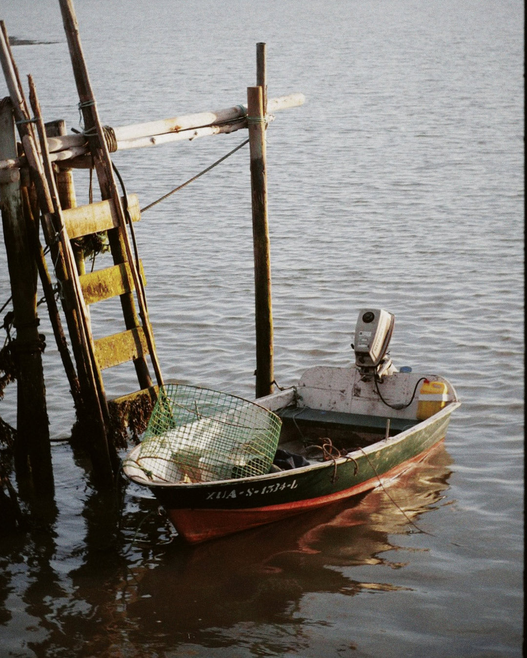 Barca de pescador en Pasarela de madera sobre el agua en Carrasqueira.