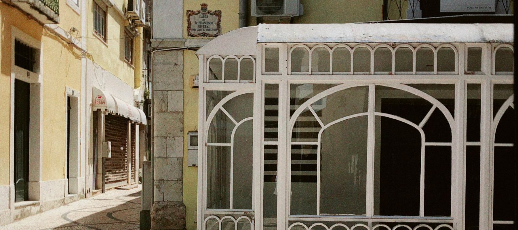 Calles peatonales de Setúbal: Calle céntrica con comercios locales y ambiente vecinal.