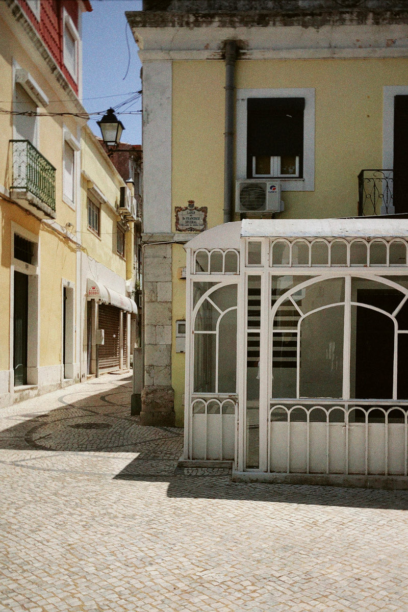 Calles peatonales de Setúbal: Calle céntrica con comercios locales y ambiente vecinal.