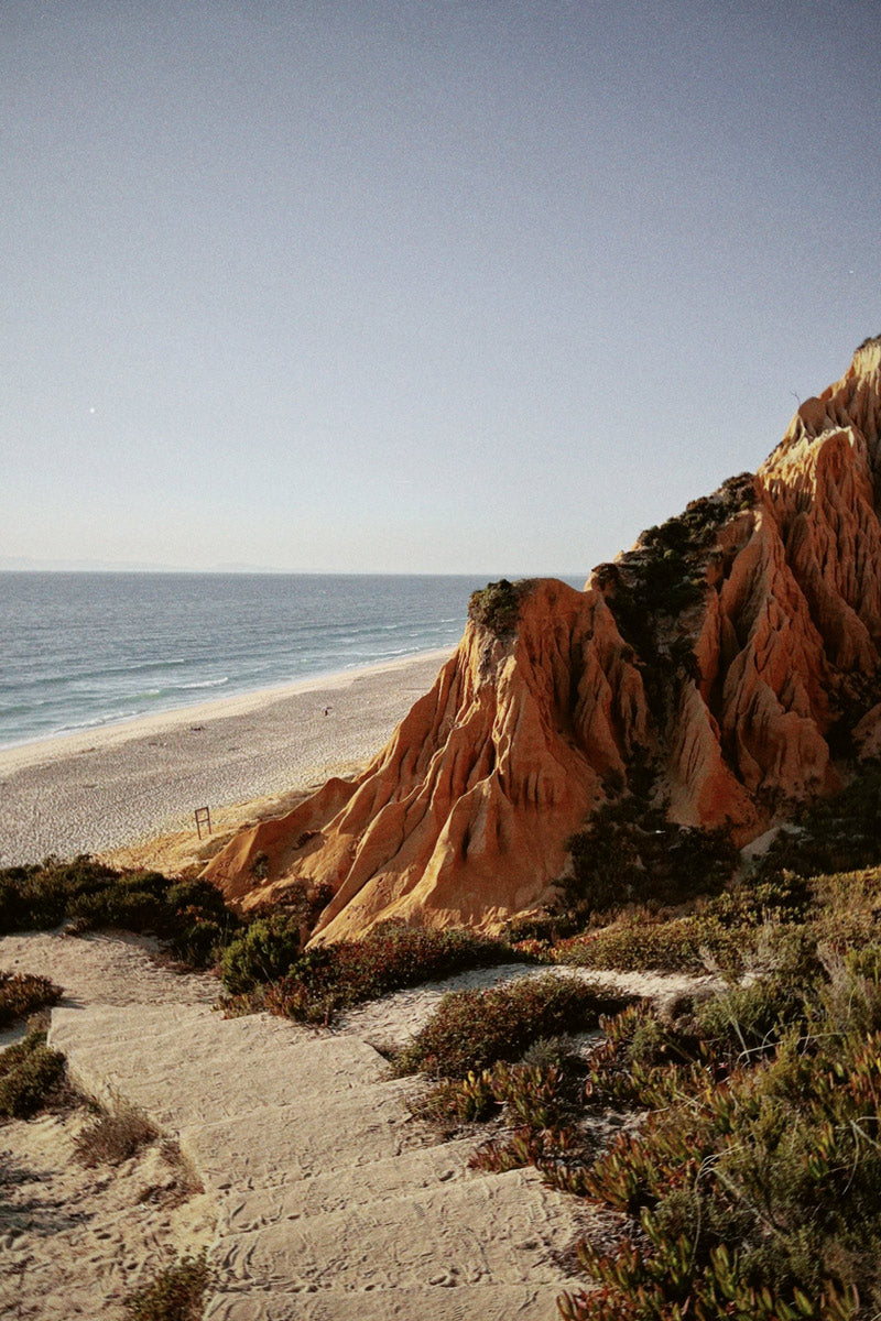 Praia da Galé – Fontaínhas: Acantilado fósil en Praia da Galé con formaciones geológicas de millones de años.