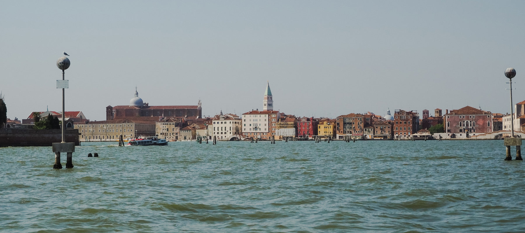 Vistas desde el vaporetto de Venecia a Burano.