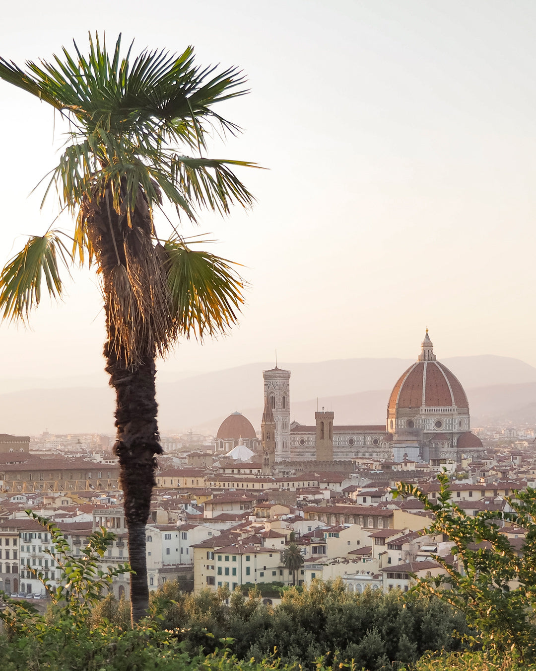Atardecer desde Piazzale Michelangelo con tejados en primer plano.