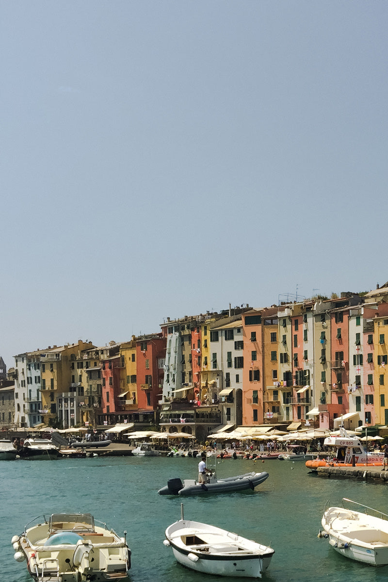 Vista panorámica de Portovenere lleno de barcos.