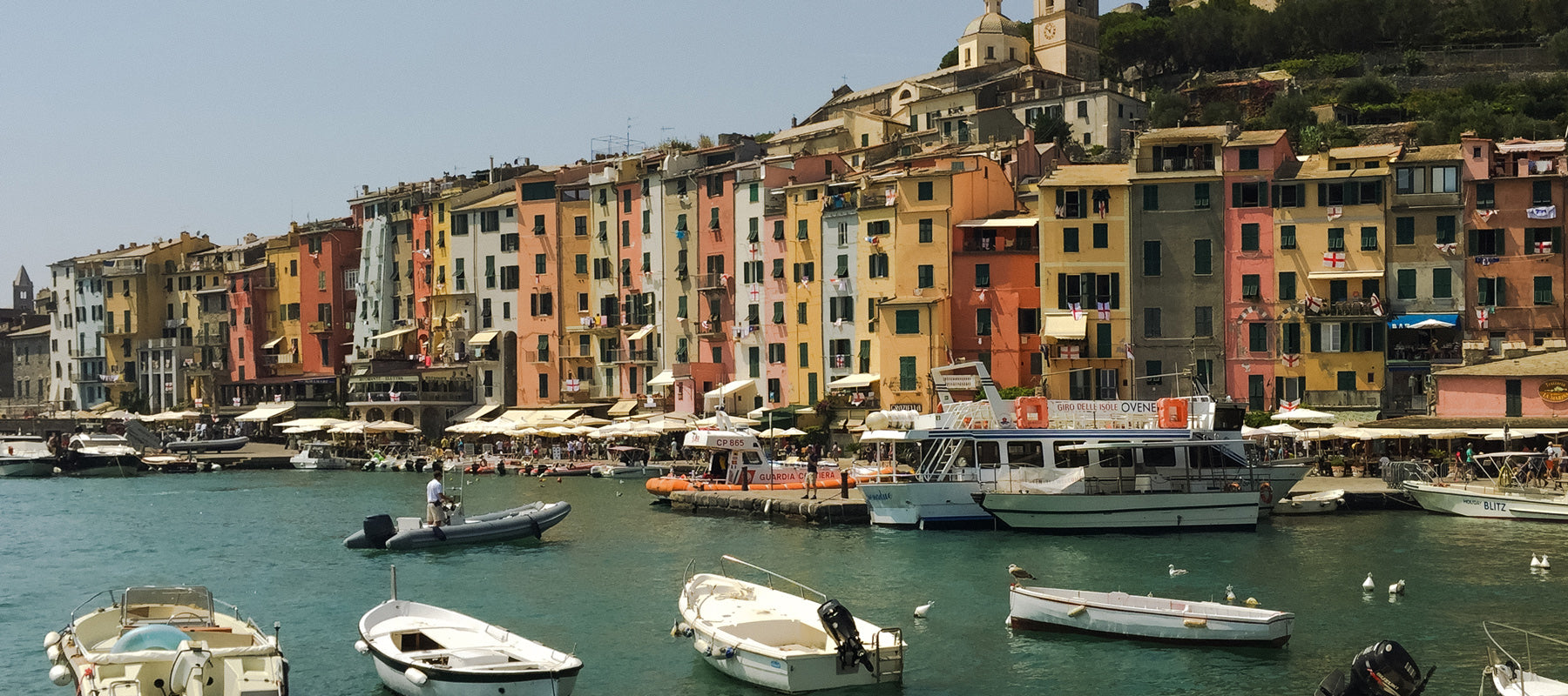 Vista panorámica de Portovenere lleno de barcos.