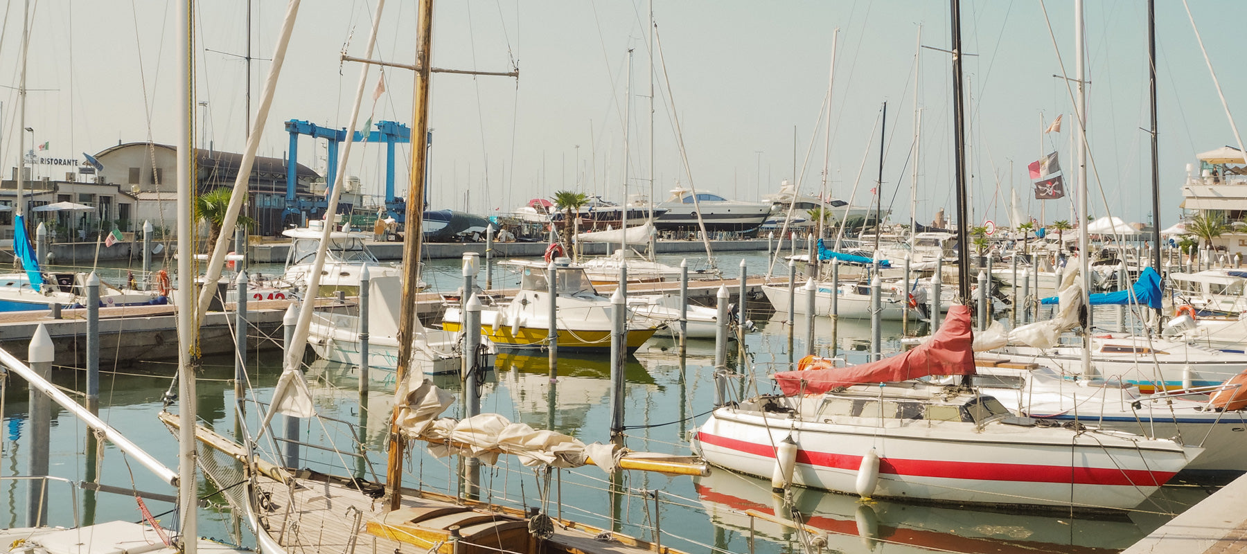 Puerto de Rimini, barcos de colores en pleno verano.