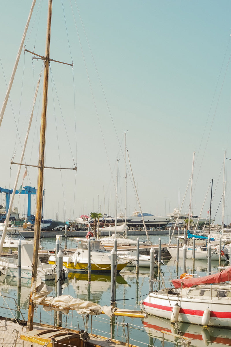 Puerto de Rimini, barcos de colores en pleno verano.