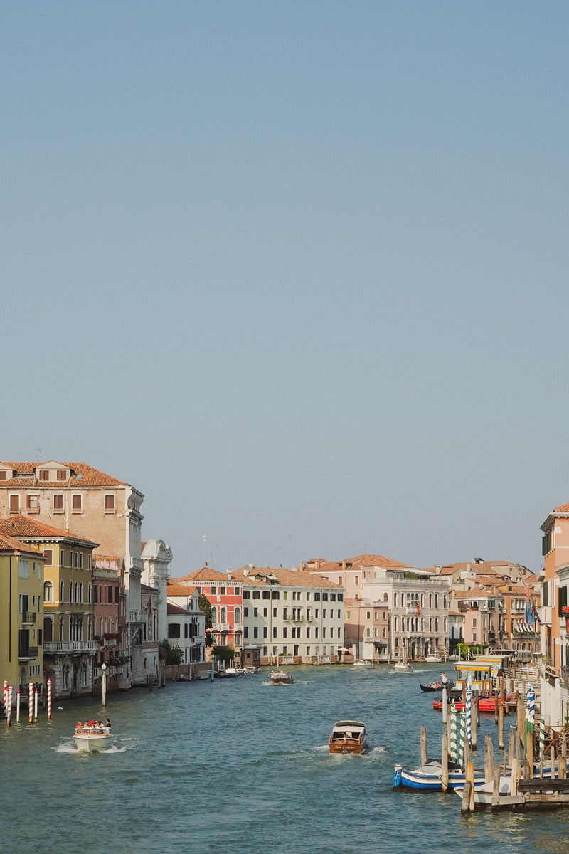 Vista desde el Puente de Piedra del Gran Canal.