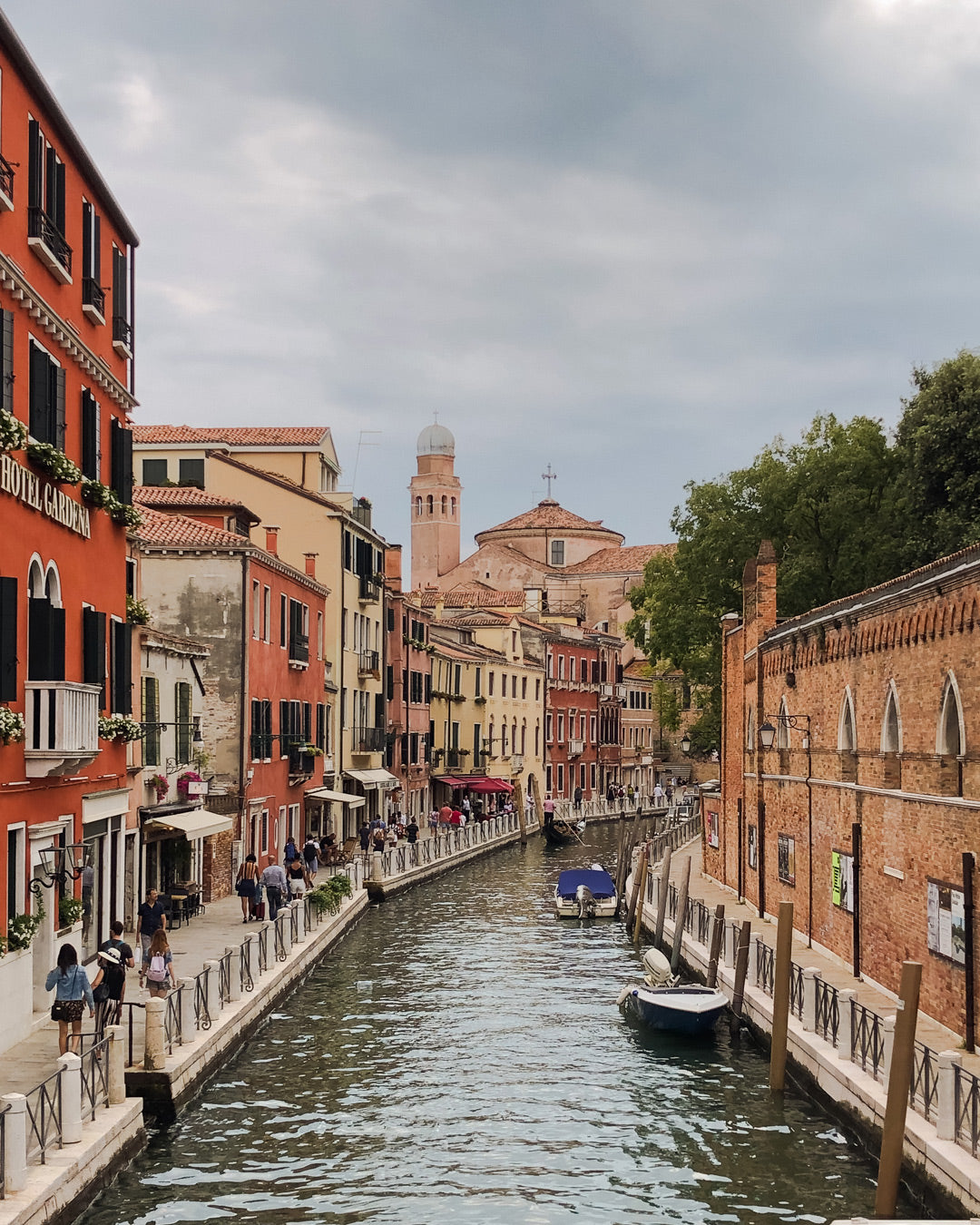 Canal junto a edificios históricos de Venecia.