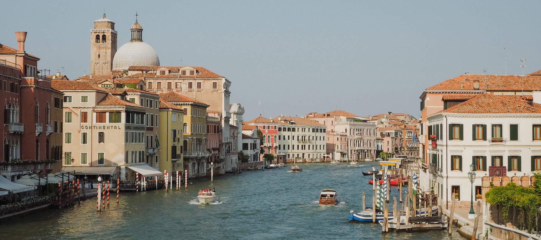Vista desde el Puente de Piedra del Gran Canal.
